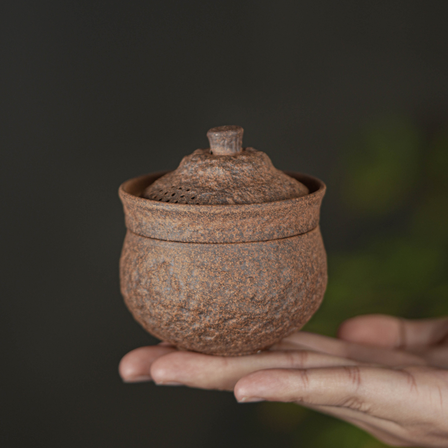 【🍵 山水之間，一席茶。】 帶著老岩泥的溫潤，把茶席裝進行囊裡。  出差、旅行、露營，只能將就喝罐裝茶？ 想隨時品茗，卻嫌傳統茶具繁重麻煩？ 你需要一組懂漂泊也懂風雅的旅伴。