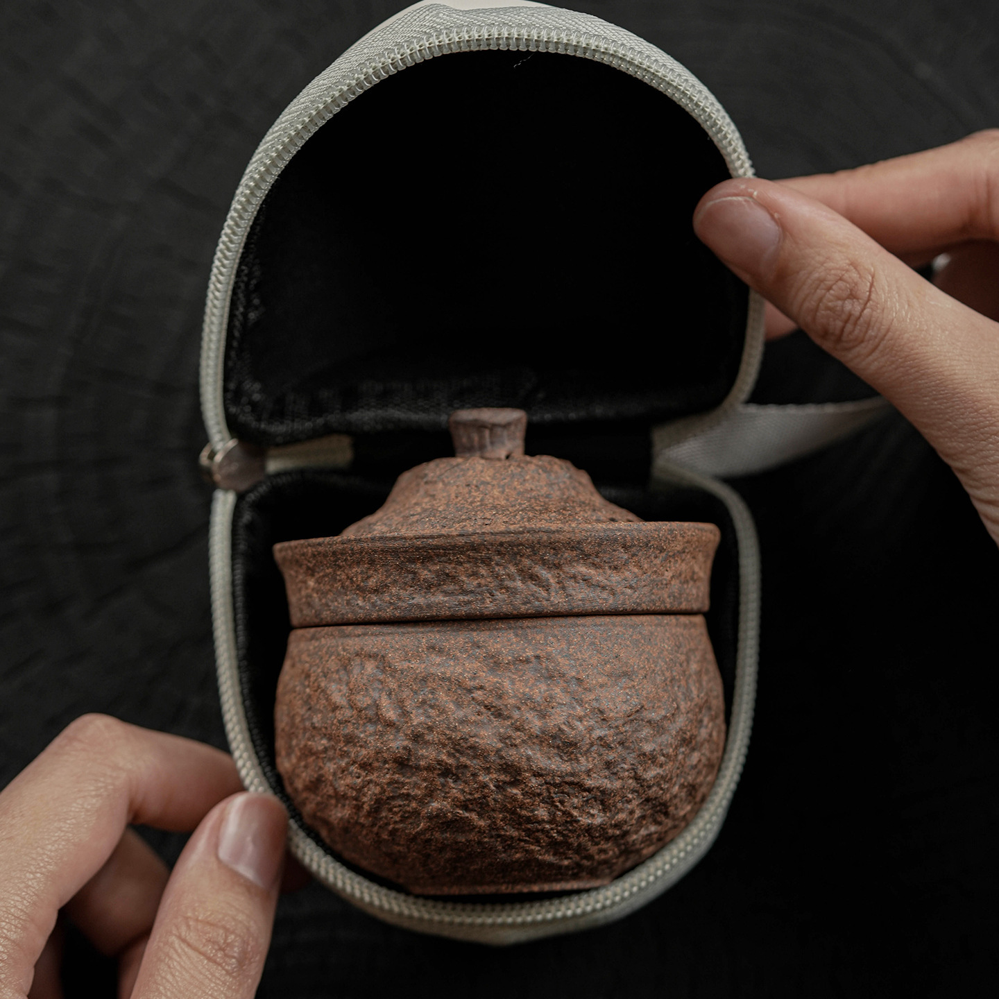 【🍵 山水之間，一席茶。】 帶著老岩泥的溫潤，把茶席裝進行囊裡。  出差、旅行、露營，只能將就喝罐裝茶？ 想隨時品茗，卻嫌傳統茶具繁重麻煩？ 你需要一組懂漂泊也懂風雅的旅伴。